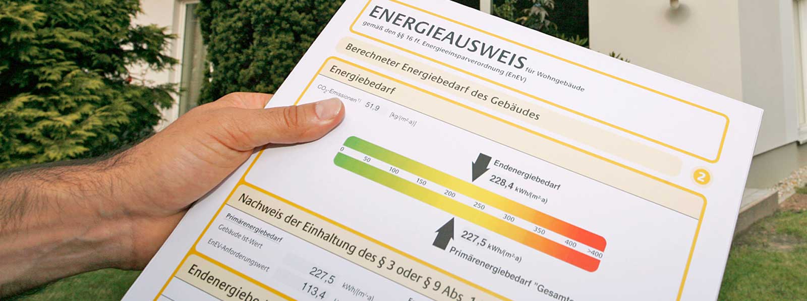 Platzhalter: Hausfassade mit Energieausweis